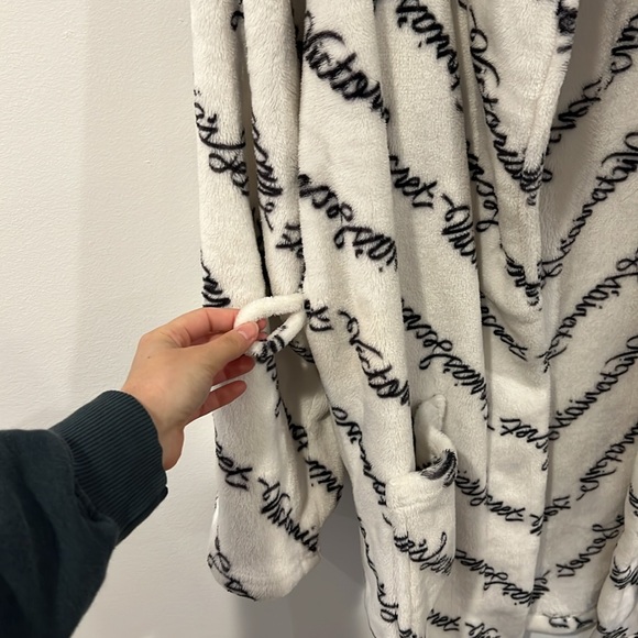 Victoria’s Secret Cozy White Scripted Women's Robe size M/L - Picture 4 of 7